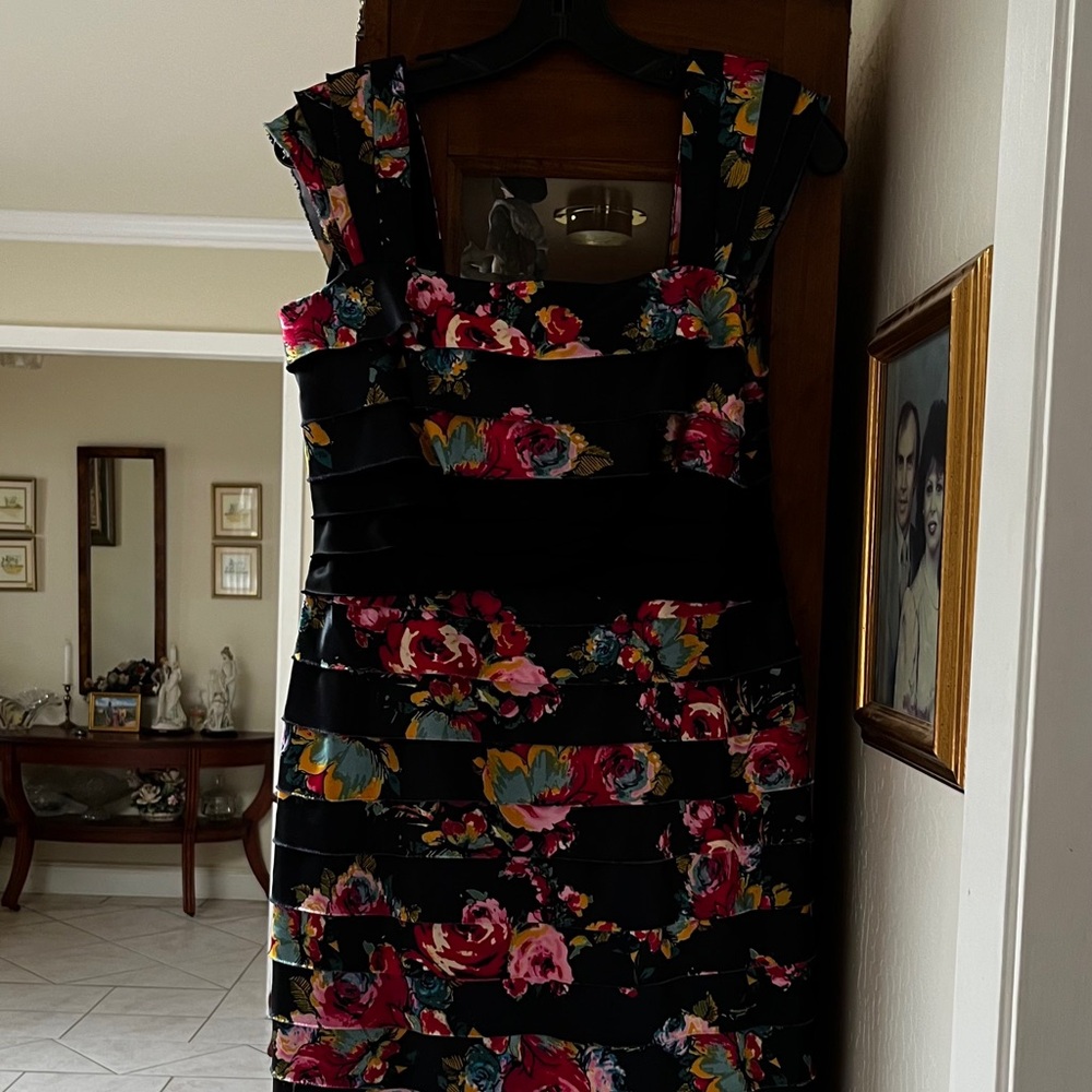 Floral Black Dress by Jones of New York, size 8 , excellent condition, sheath